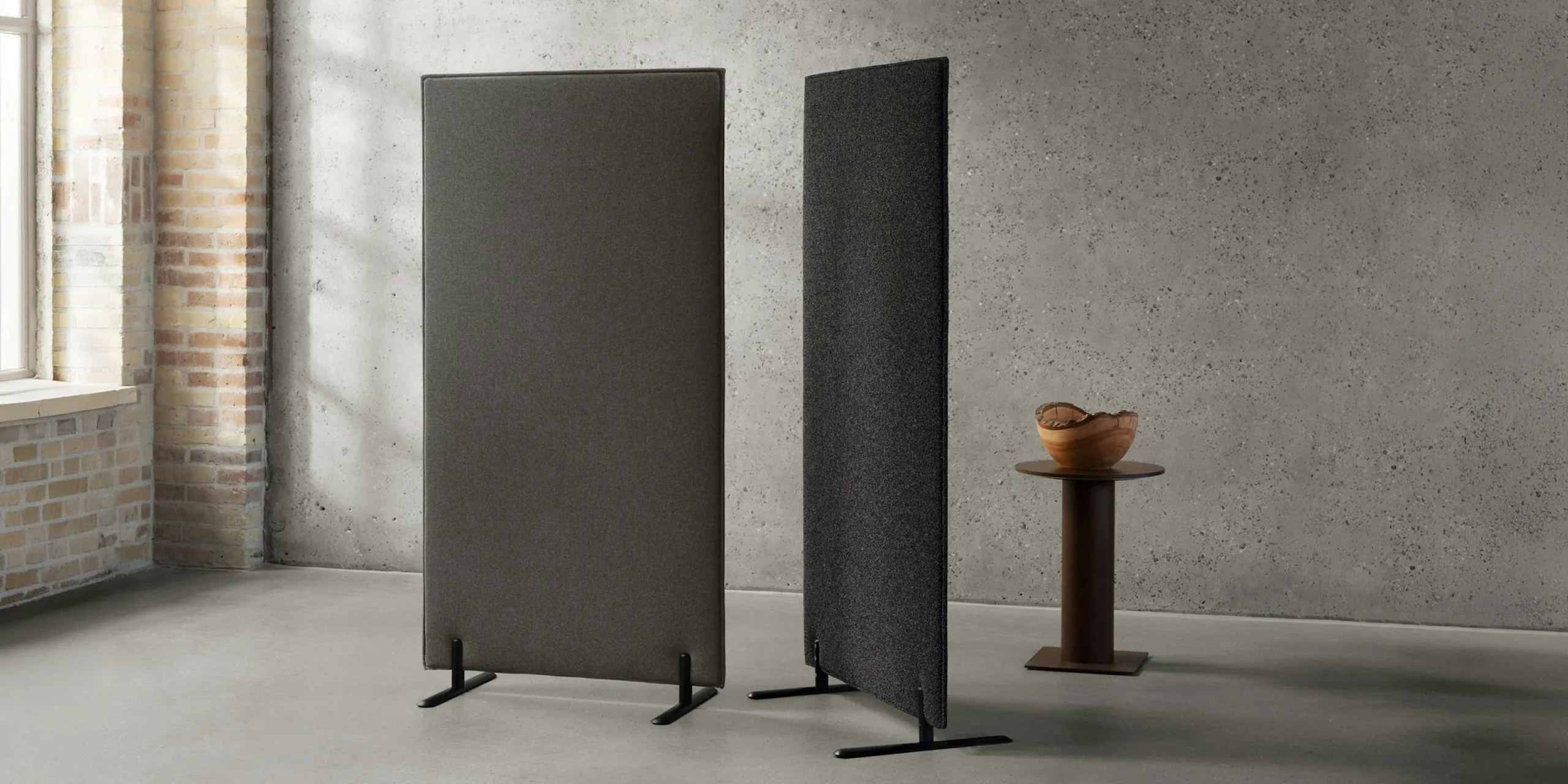 Abstracta Hinge floor screen - Presentation Media