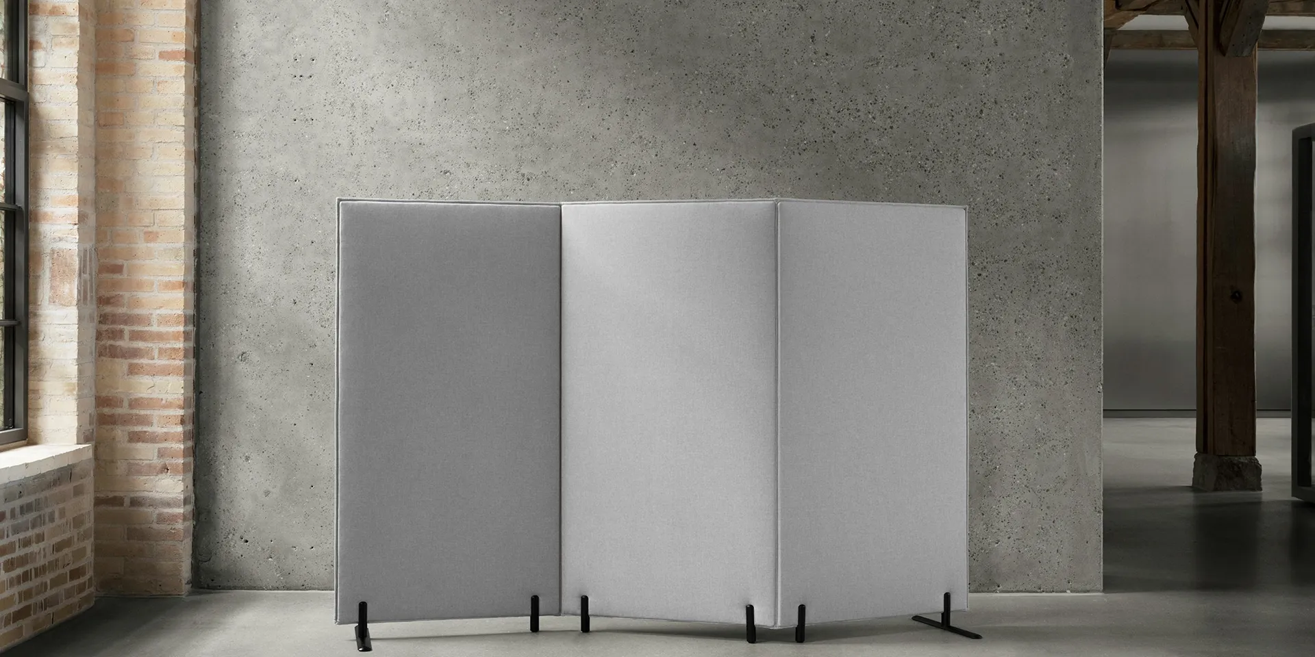 Abstracta Hinge floor screen - Presentation Media
